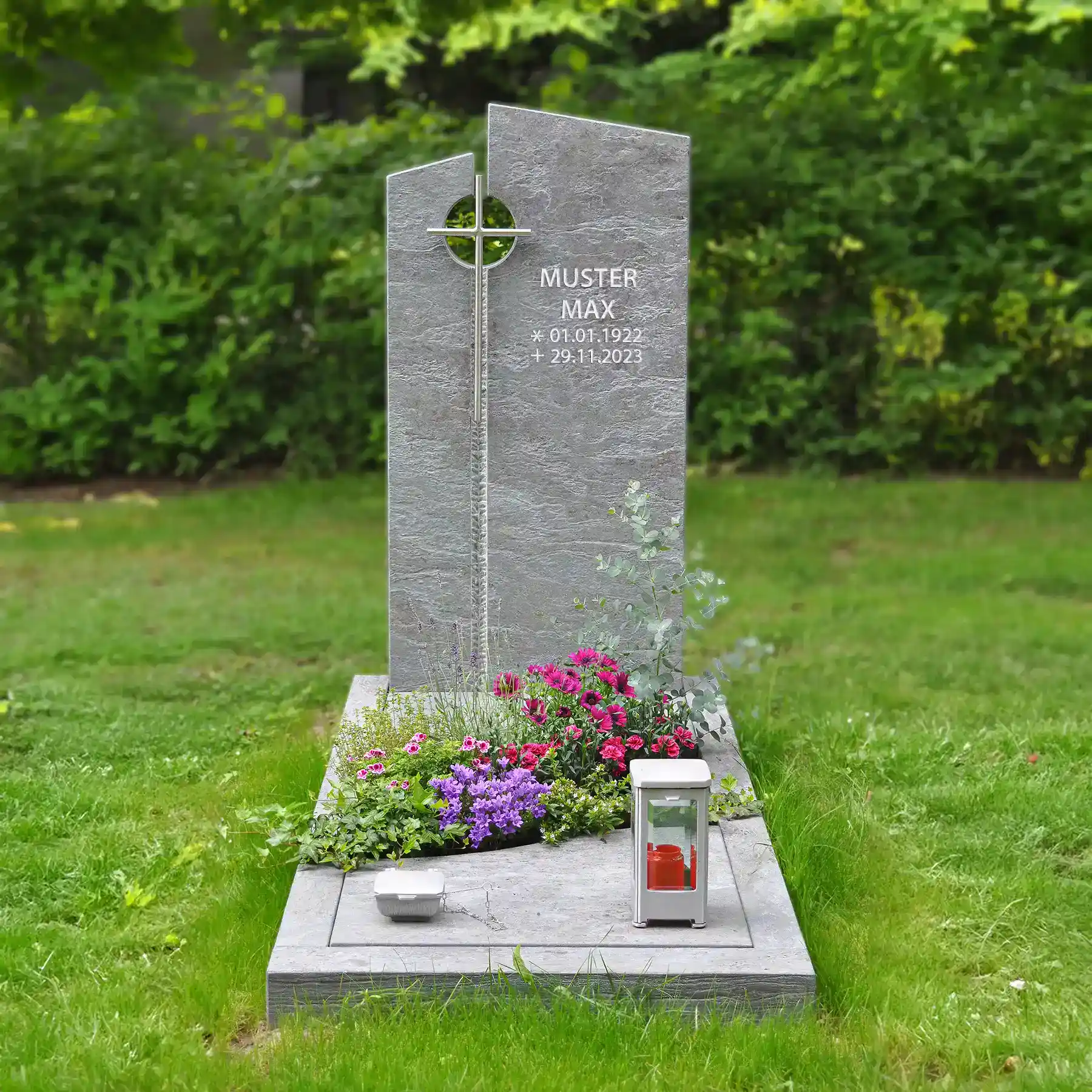 Einteiliger Einzelgrabstein aus Verde Trofano satiniert mit Edelstahlkreuz – Bild 4