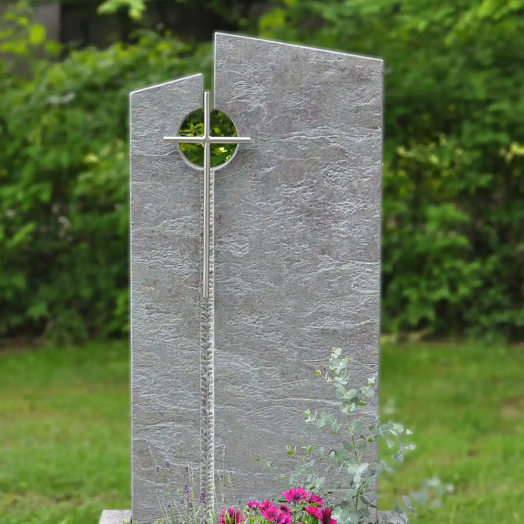 Einteiliger Einzelgrabstein aus Verde Trofano satiniert mit Edelstahlkreuz