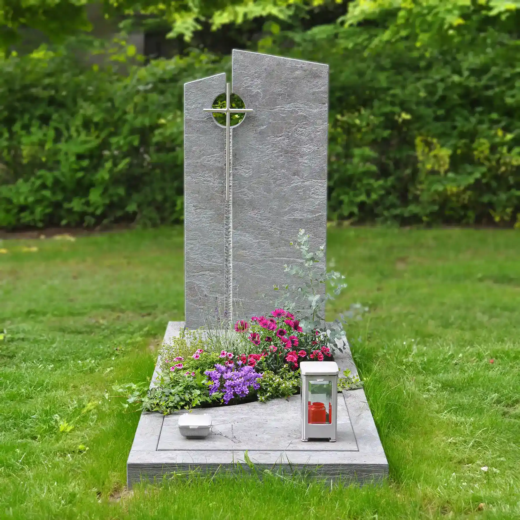 Einteiliger Einzelgrabstein aus Verde Trofano satiniert mit Edelstahlkreuz – Bild 2