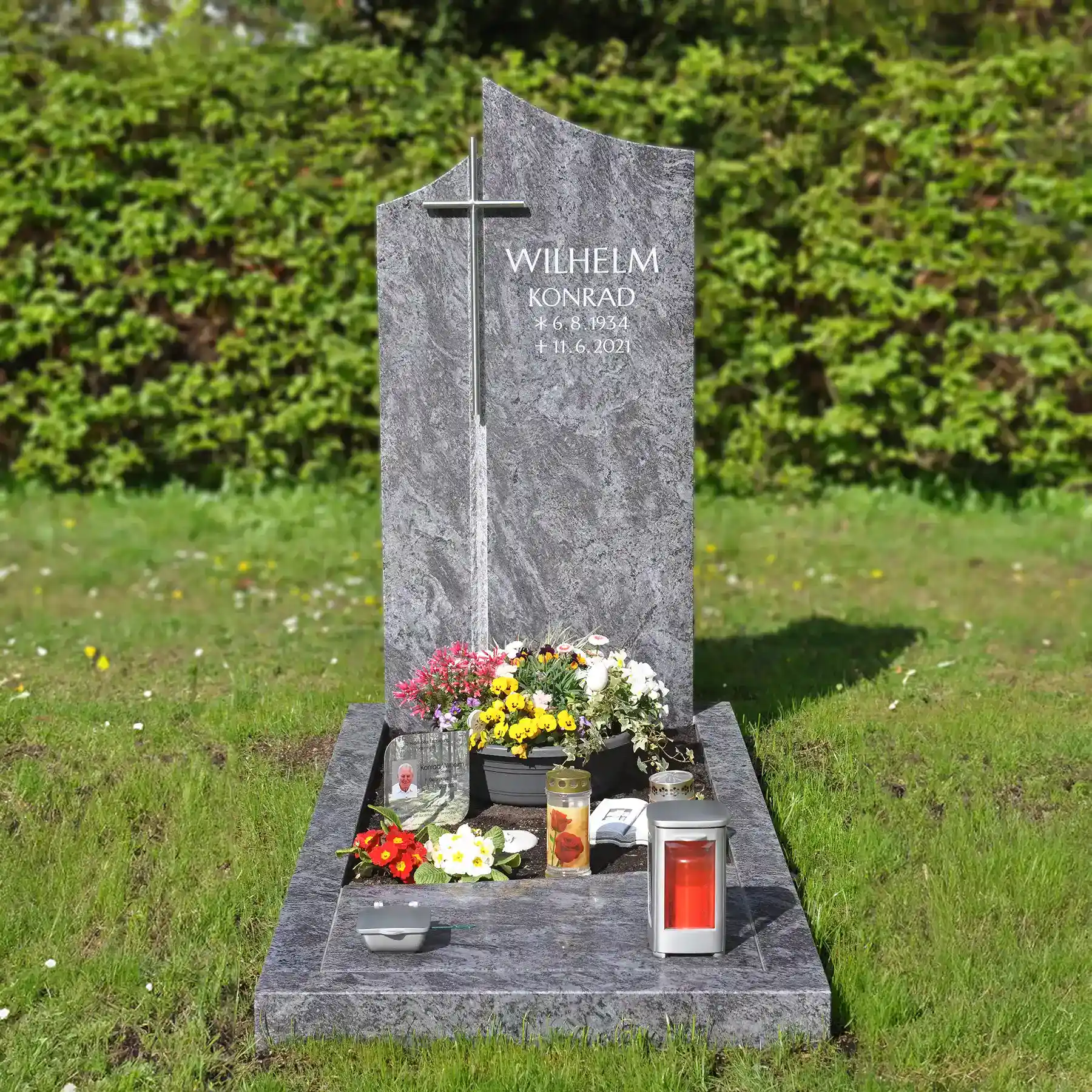 Einteiliger Einzelgrabstein aus Orion Hartgestein mit Edelstahlkreuz – Bild 4