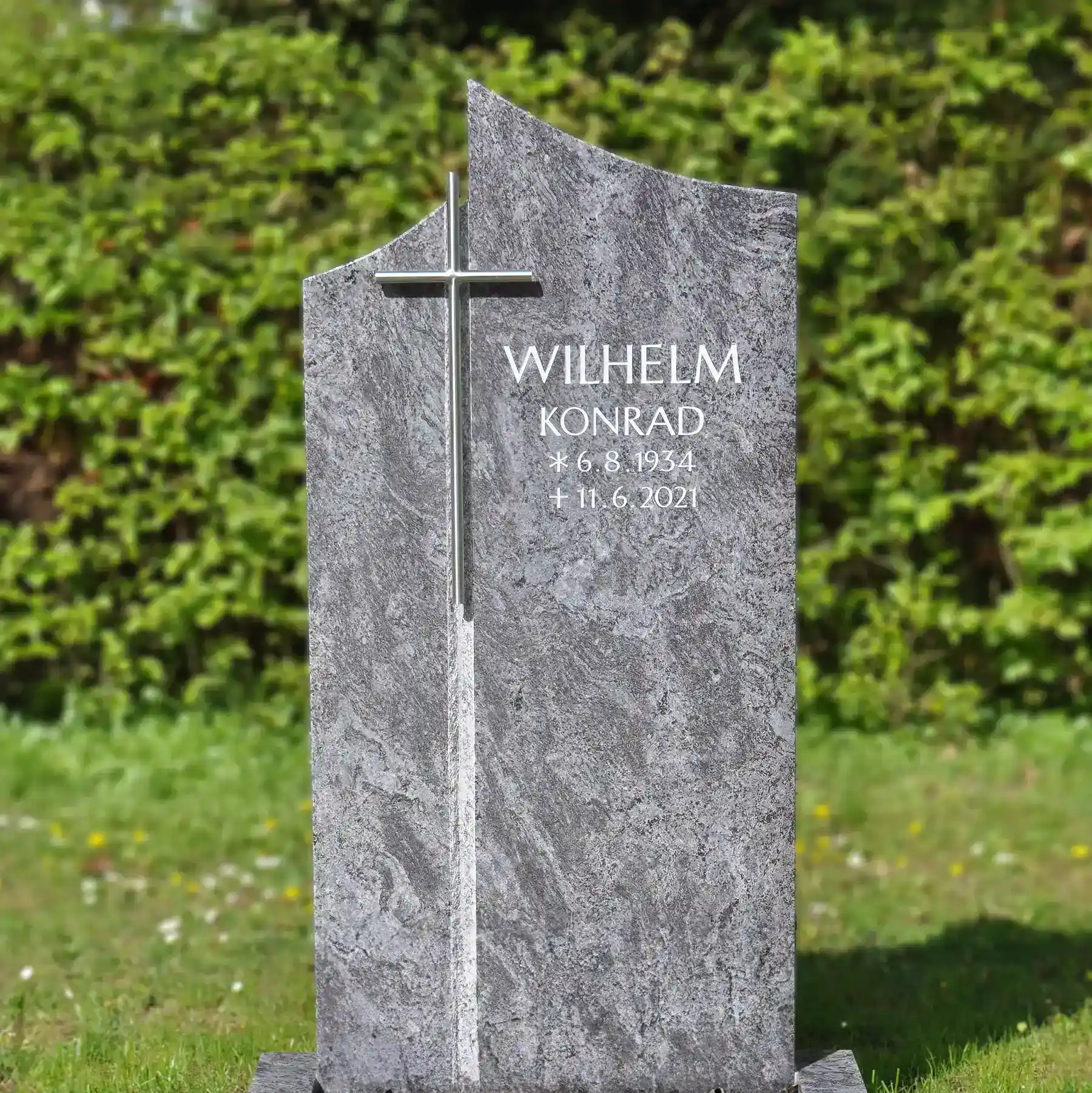Einteiliger Einzelgrabstein aus Orion Hartgestein mit Edelstahlkreuz – Bild 3
