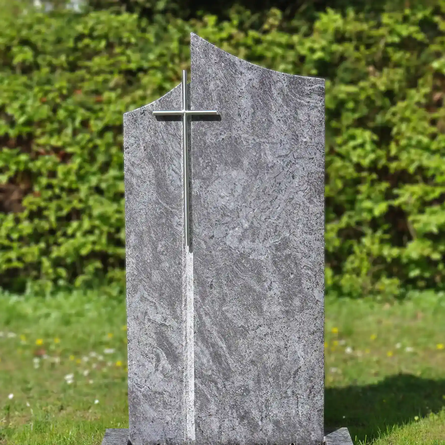 Einteiliger Einzelgrabstein aus Orion Hartgestein mit Edelstahlkreuz