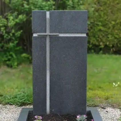 Einzelgrabstein einteilig aus Impala Hartgestein mit satinierter Oberfläche