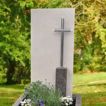 Einteiliger Einzelgrabstein aus Arktic Beige Kalkstein mit Bronze/Edelstahlkreuz