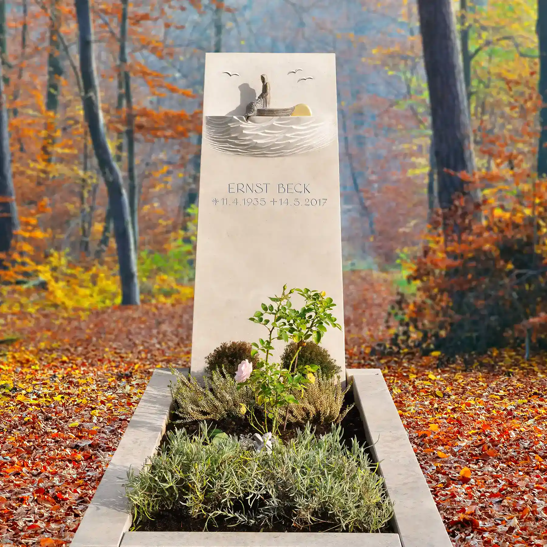 Einzelgrabstein Arktic Beige Kalkstein mit Bronze Boot und Fischer – Bild 4