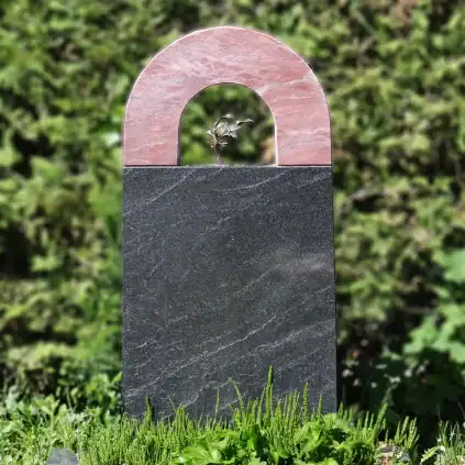 Urnengrabstein aus Virginia Black Granit mit Bronzebaum