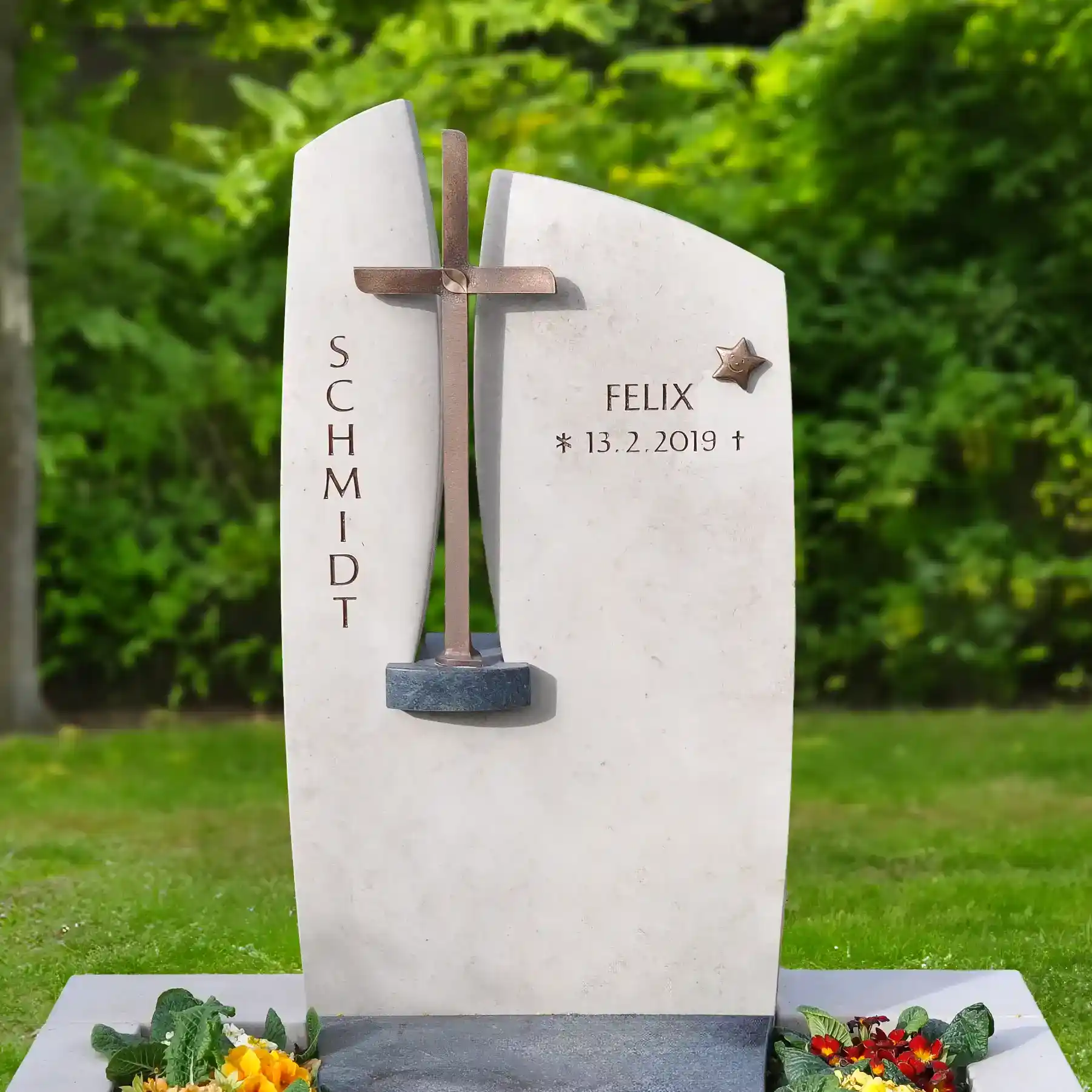 Urnengrabstein aus Arktic Beige Kalkstein matt mit Bronzekreuz – Bild 3