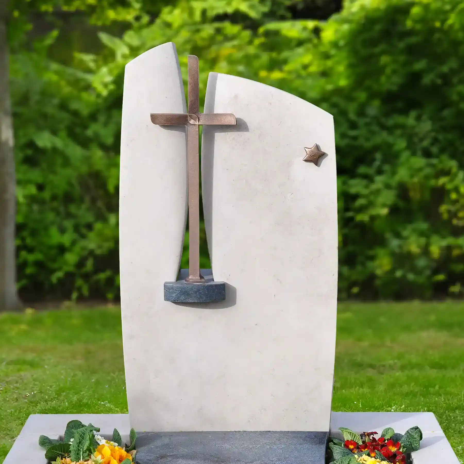 Urnengrabstein aus Arktic Beige Kalkstein matt mit Bronzekreuz