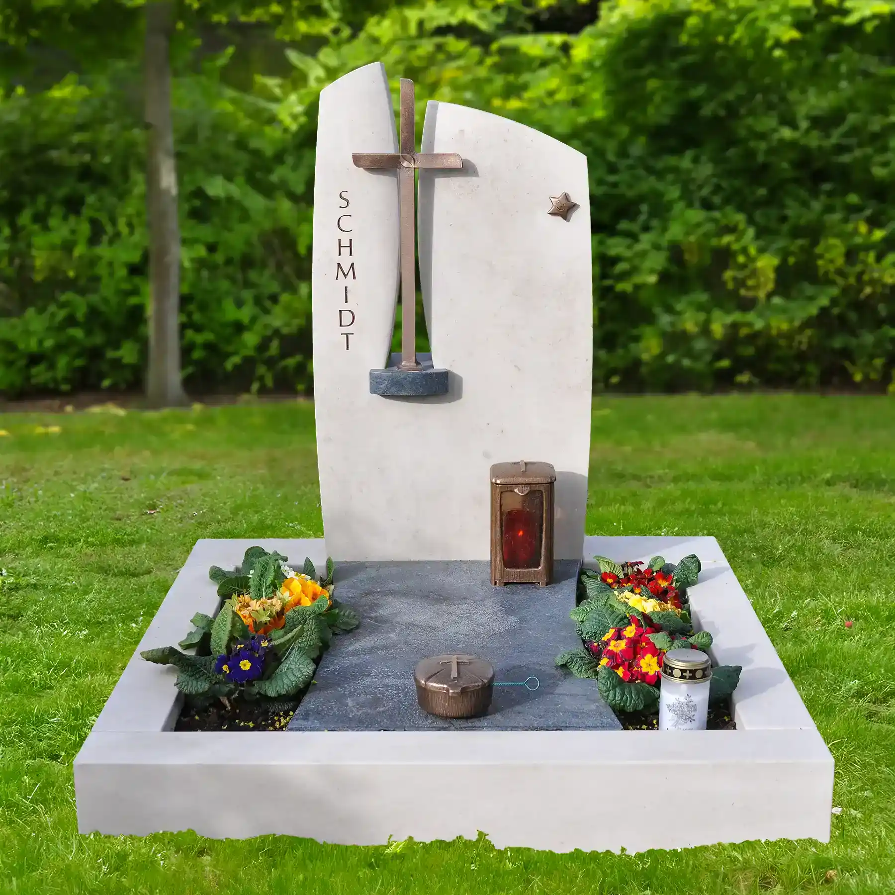 Urnengrabstein aus Arktic Beige Kalkstein matt mit Bronzekreuz – Bild 2
