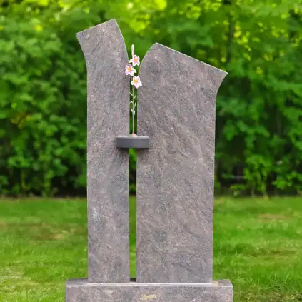 Einzelgrabstein aus Himalaya Hartgestein mit Konsole und Bronzemotiv