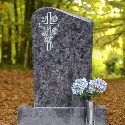 Einzelgrabstein Orion Hartgestein mit Bildhauer-Kreuz und Rosen sowie kompletter Abdeckplatte