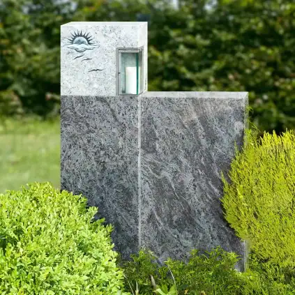 Einzelgrabstein mit Gravur und integriertem Grablicht aus Granit