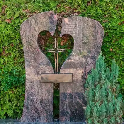 Einzelgrabstein mit herzförmigen Durchbruch und Kreuz