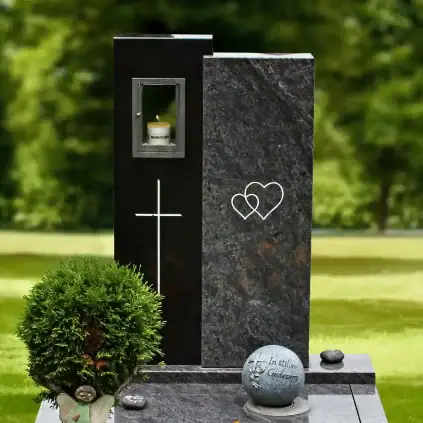 Schwarzer Grabstein mit Herz-Design, Glaslampe und christlichem Kreuz, liebevoll gestalteter Friedhofsstein für Trauer und Erinnerungen, hochwertiger Grabstein für Friedhof oder Gedenkstätte.