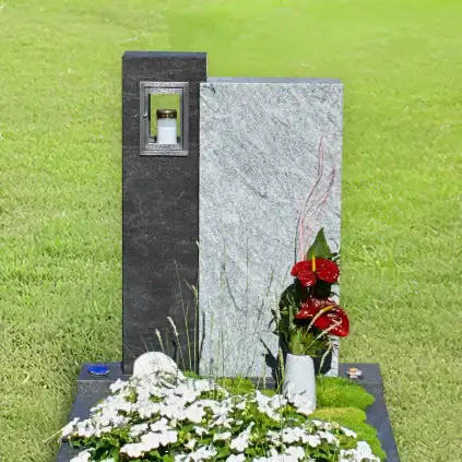 Grauer und schwarzer Grabstein mit Kerzen- und Blumenvasen, richtig gepflegter Grabstein in Friedhof mit Blumenteppich, Grabgestaltung und Grabpflege, Grabgestaltung und Grabelemente.