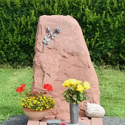 Naturstein Grabstein mit Rosen-Relief, Grabmal aus Sandstein, Gedenkstein mit Blumen und Herz-Inscription, Pflegeleichte Grabgestaltung, Hochwertige Grabsteine für Friedhofsservice.