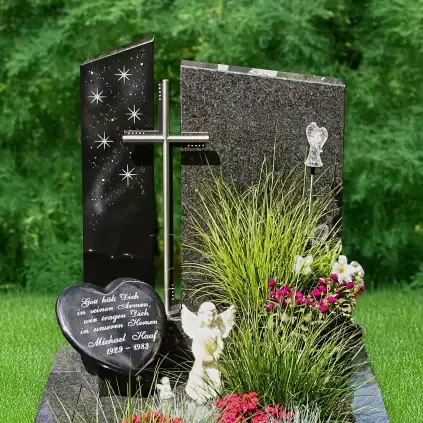 Grabstein mit stilvollen Grabplatten, grünen Pflanzen und symbolischen Elementen, ideal für individuelle Trauer- und Grabgestaltung, professionelle Beratung bei Grabstein-Experte.de.