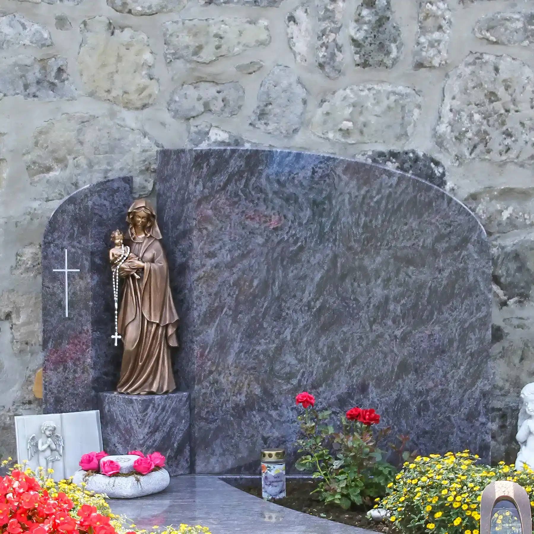 Familiengrabstein - zweiteilig, aus Orion Granit mit Vase und Madonna