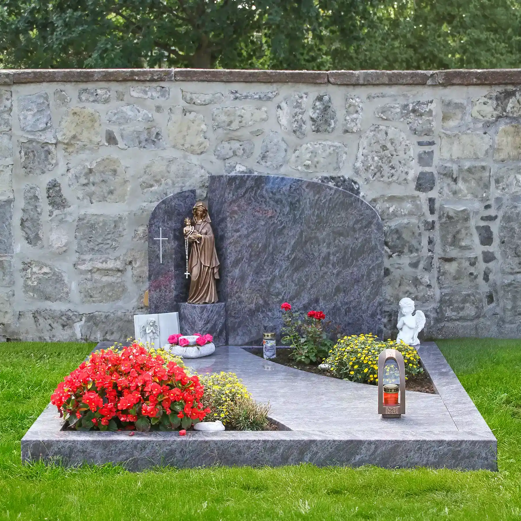 Familiengrabstein - zweiteilig, aus Orion Granit mit Vase und Madonna – Bild 2