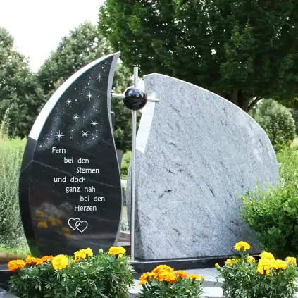 Familiengrabstein – zweiteilig, aus Indian Black und Viscount White poliert mit Edelstahlkreuz