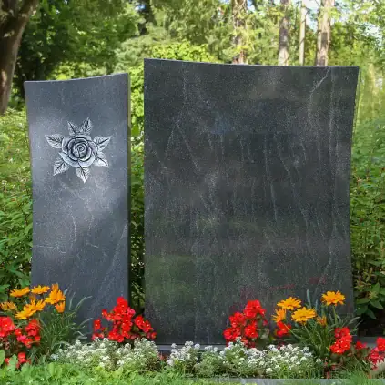 Familiengrabstein – zweiteilig aus Virginia Black satiniert und poliert mit Motiv