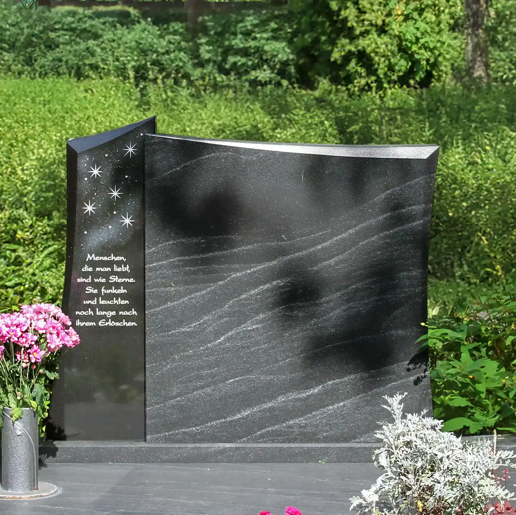 Familiengrabstein – zweiteilig, aus poliertem Indian Black und satiniertem Virginia Black mit Inschrift und Swarovski-Steinen