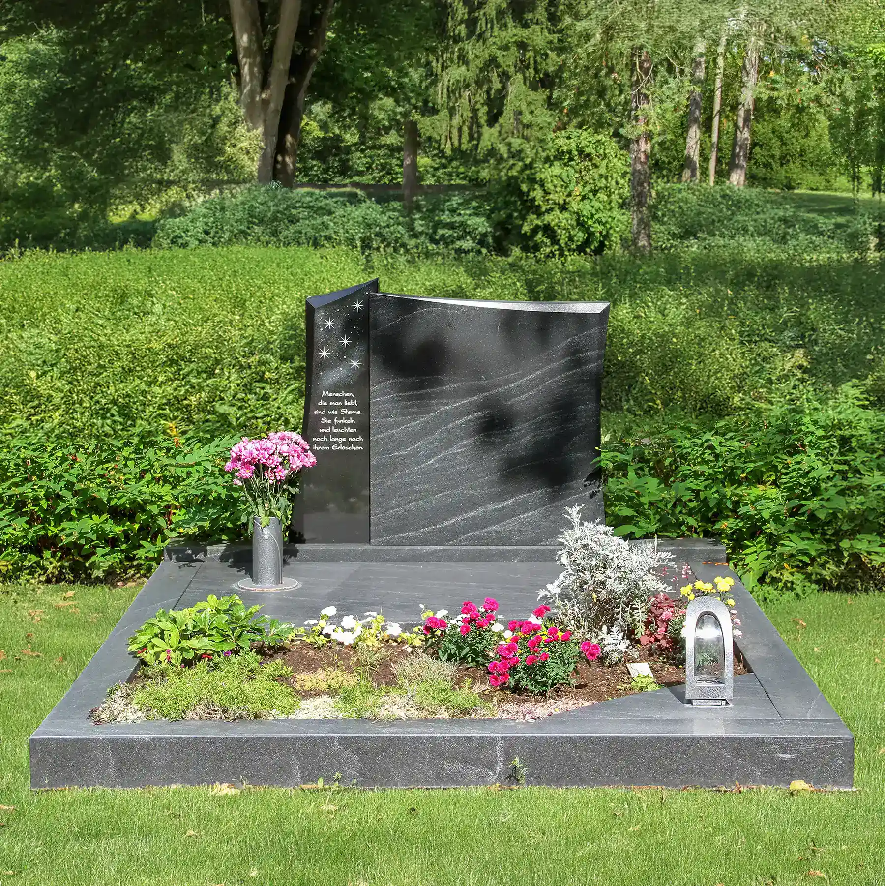 Familiengrabstein – zweiteilig, aus poliertem Indian Black und satiniertem Virginia Black mit Inschrift und Swarovski-Steinen – Bild 4