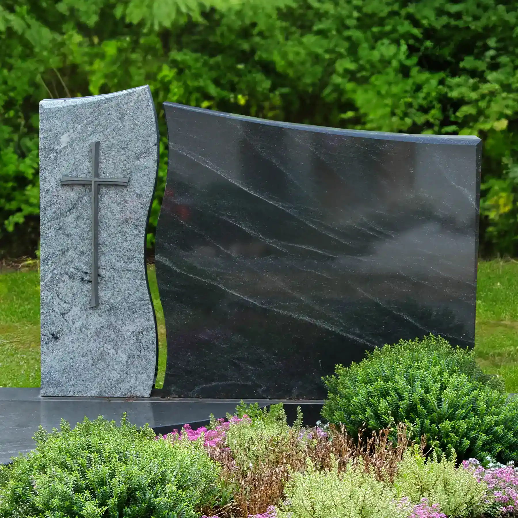 Familiengrabstein mit aufgesetztem Aluminiumkreuz - zweiteilig, aus Viscount White und Virginia Black