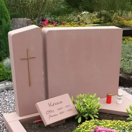 Familiengrabstein zweiteilig aus Sandstein mit Kreuzmotiv