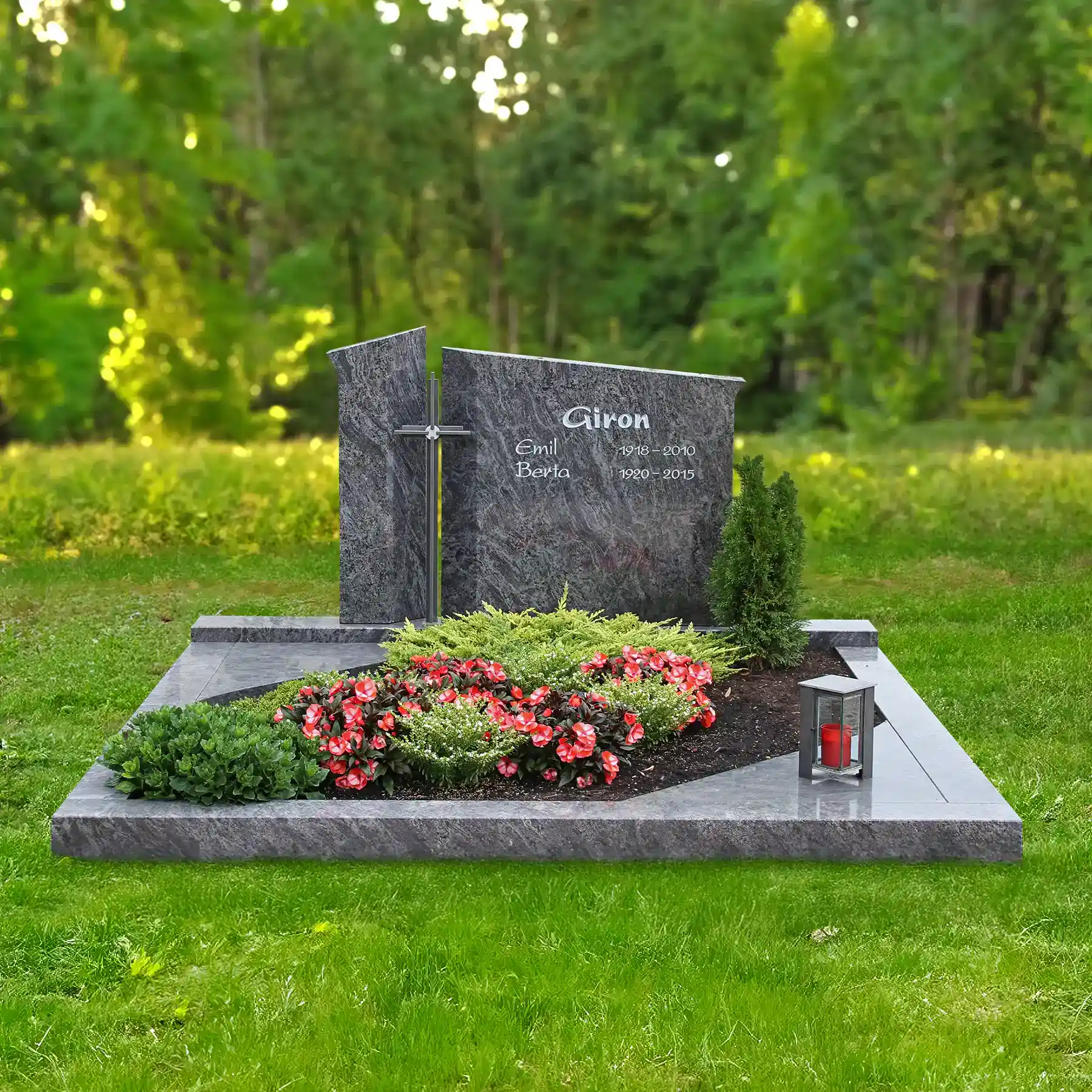 Elegantes Grabstein-Design aus dunklem Granit mit Kreuz-Motiv, personalisierte Gravur für Trauer und Gedenken, umgeben von gepflegten Blumen und limettenfarbenem Lichterglas, ideal für Friedhofsanlagen.