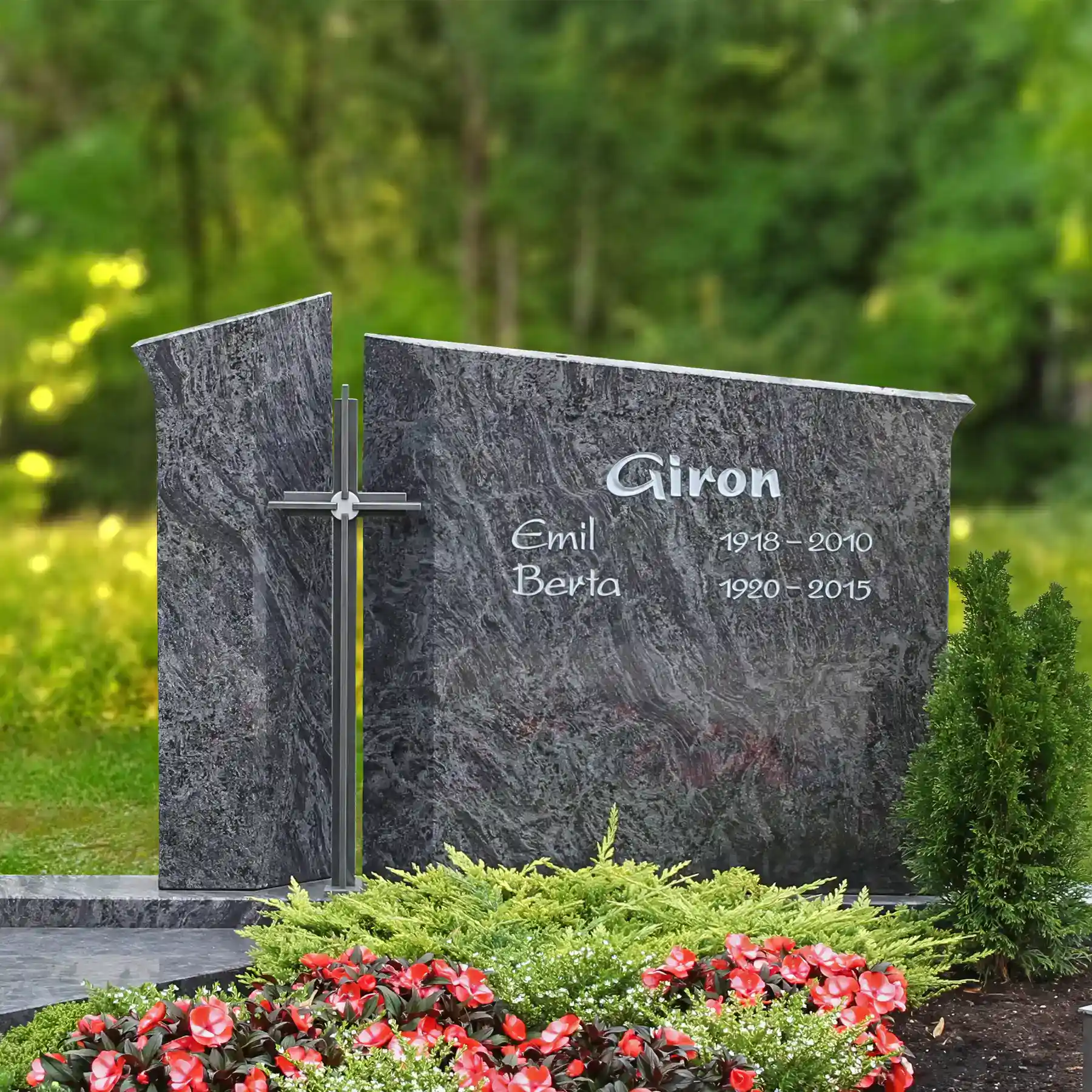 Eleganter Grabstein aus dunklem Marmor mit modernen Design, gravierte Namen und Lebensdaten, inklusive Metallsäule mit Kreuz, umgeben von gepflegten Blumen und Grünpflanzen, ideal für individuelle Grabgestaltung.
