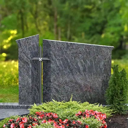 Stilvoller Grabstein aus dunklem Granit mit modernem Metallkreuz, umgeben von gepflegten Blumen und Pflanzen, ideal für eine individuelle Grabgestaltung für Friedhofsbestattungen.