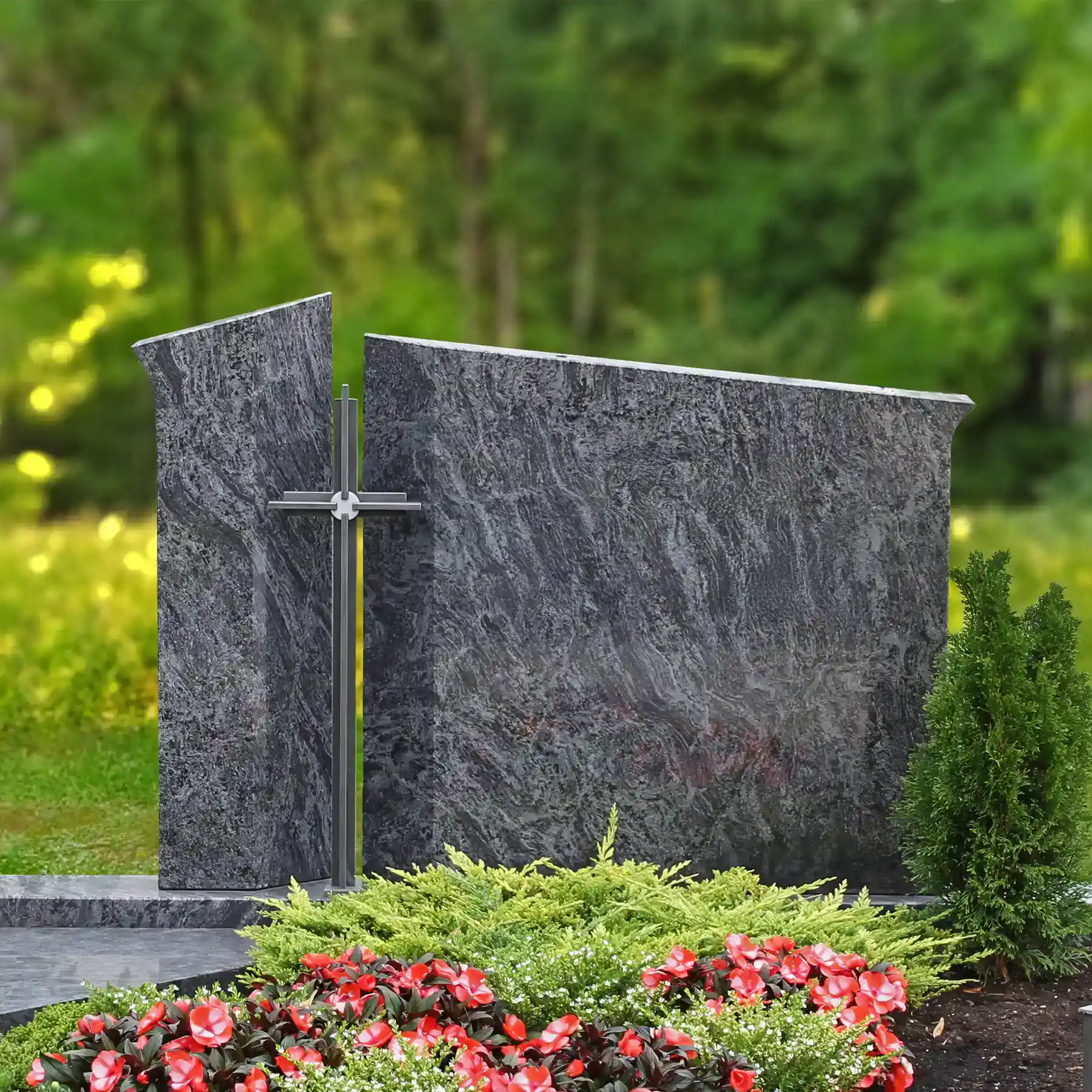 Stilvoller Grabstein aus dunklem Granit mit modernem Metallkreuz, umgeben von gepflegten Blumen und Pflanzen, ideal für eine individuelle Grabgestaltung für Friedhofsbestattungen.