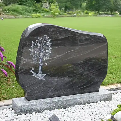 Ein stilvoller Grabstein aus dunklem Naturstein mit eingraviertem silbernem Baummotiv, ideal für eine individuelle Grabgestaltung; langlebig und pflegeleicht.