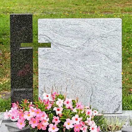 Stilvoller Grabstein aus Naturstein mit modernen Design, inklusive Blumenarrangement, ideal für würdige und individuelle Grabgestaltung. Hochwertige Materialien und langlebige Verarbeitung.