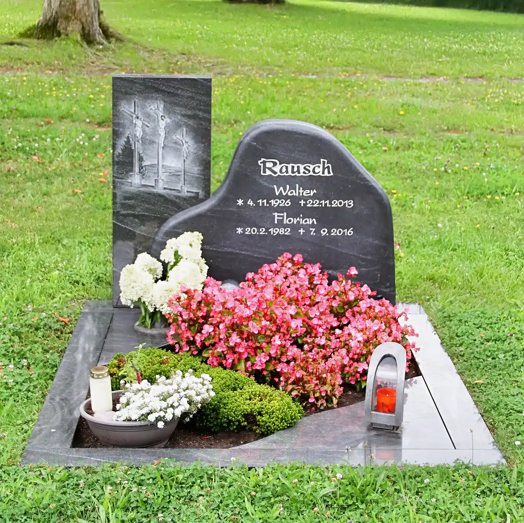 Hochwertiger Grabstein mit personalisierter Gravur, Blumen und Kerzen, ideal für Grabstellen mit christlichem Motiv, langlebige Naturstein-Qualität, individuelle Gestaltungsmöglichkeiten.