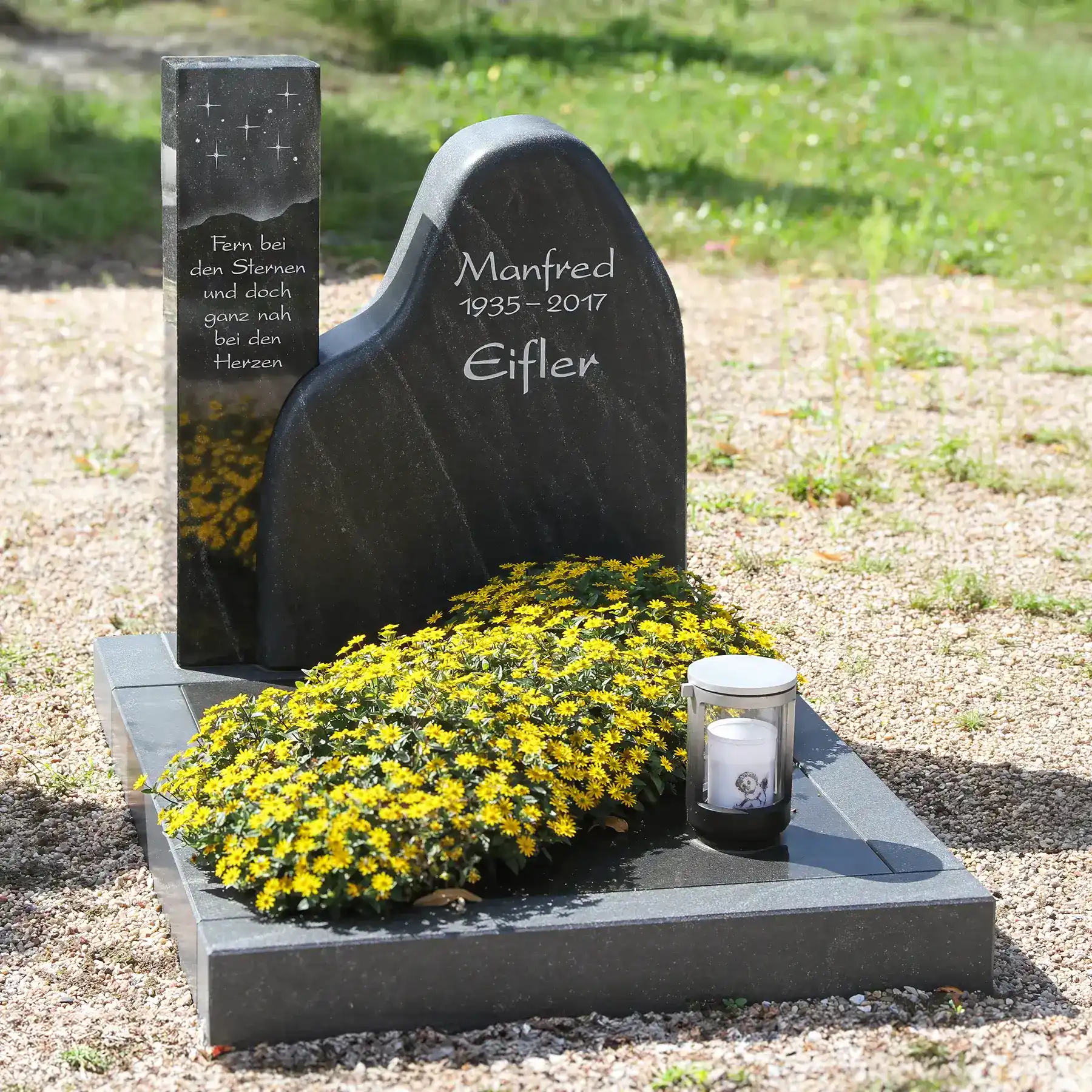 Urnengrabstein zweiteilig aus Virginia Black Granit, poliert und satiniert mit Sternmotiven.