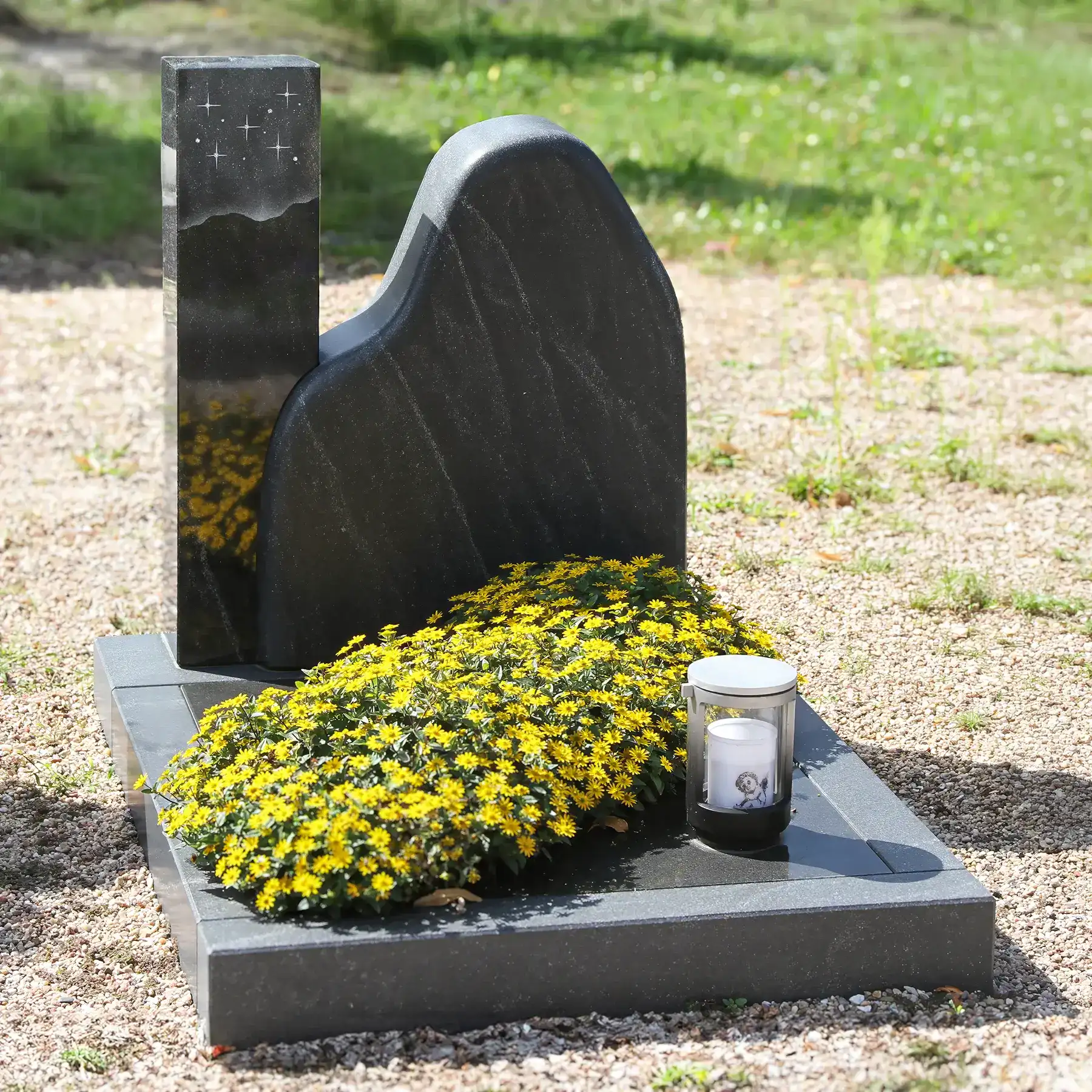 Urnengrabstein Virginia Black Granit mit Sternmotiven.
