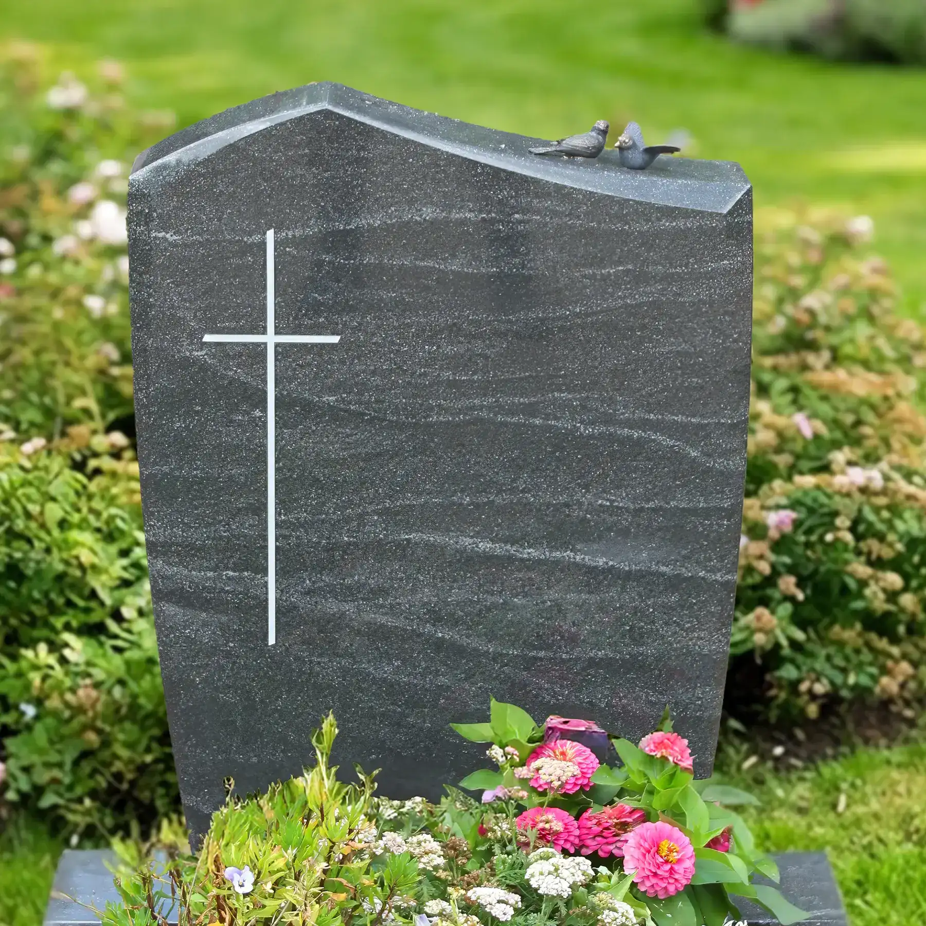 Grabstein aus grünem Alexandria Granit, poliert mit einfachem Kreuz, ideal für Urnengräber. Hochwertige Verarbeitung, langlebig und pflegeleicht. Perfekt für eine würdevolle Grabgestaltung.