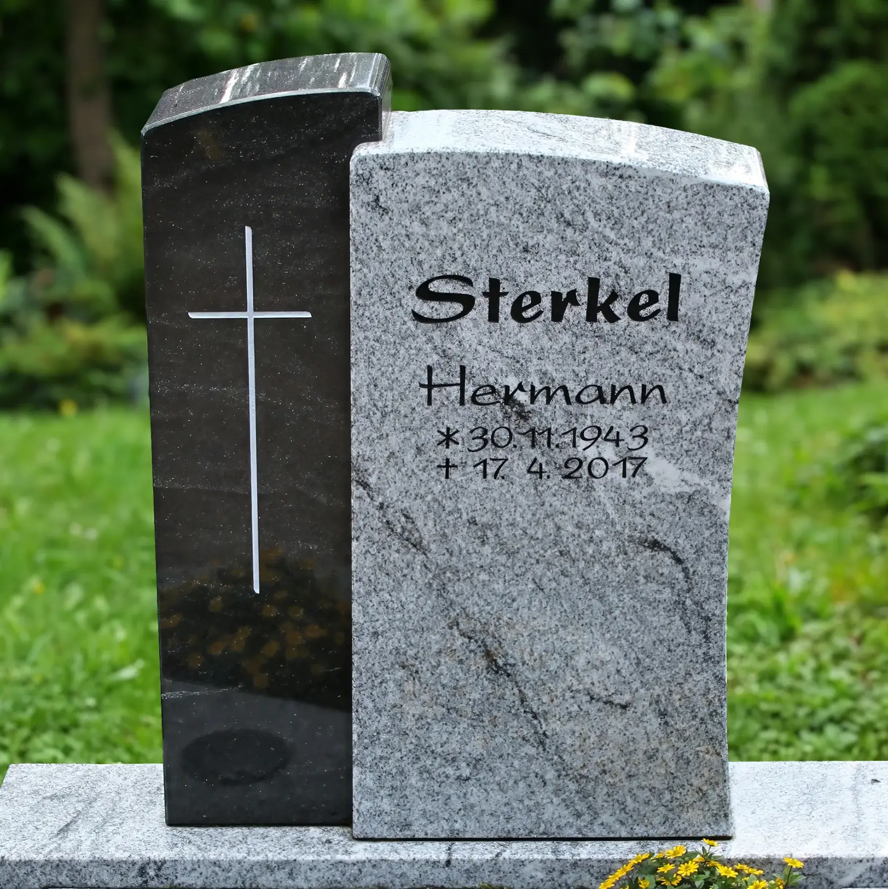 Urnengrabmal mit Kreuz