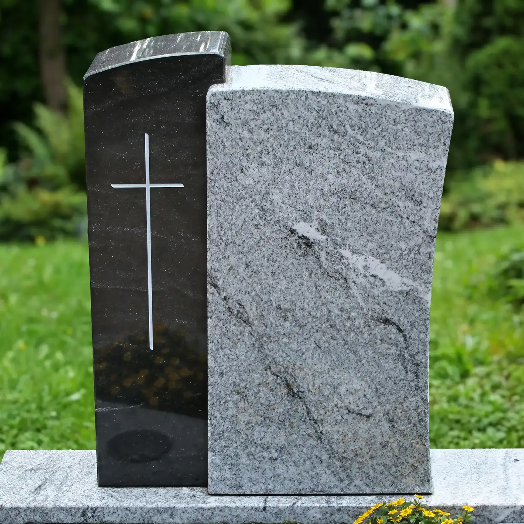 Urnengrabmal zweiteilig aus Virginia Black und Viscount White Granit, poliert.