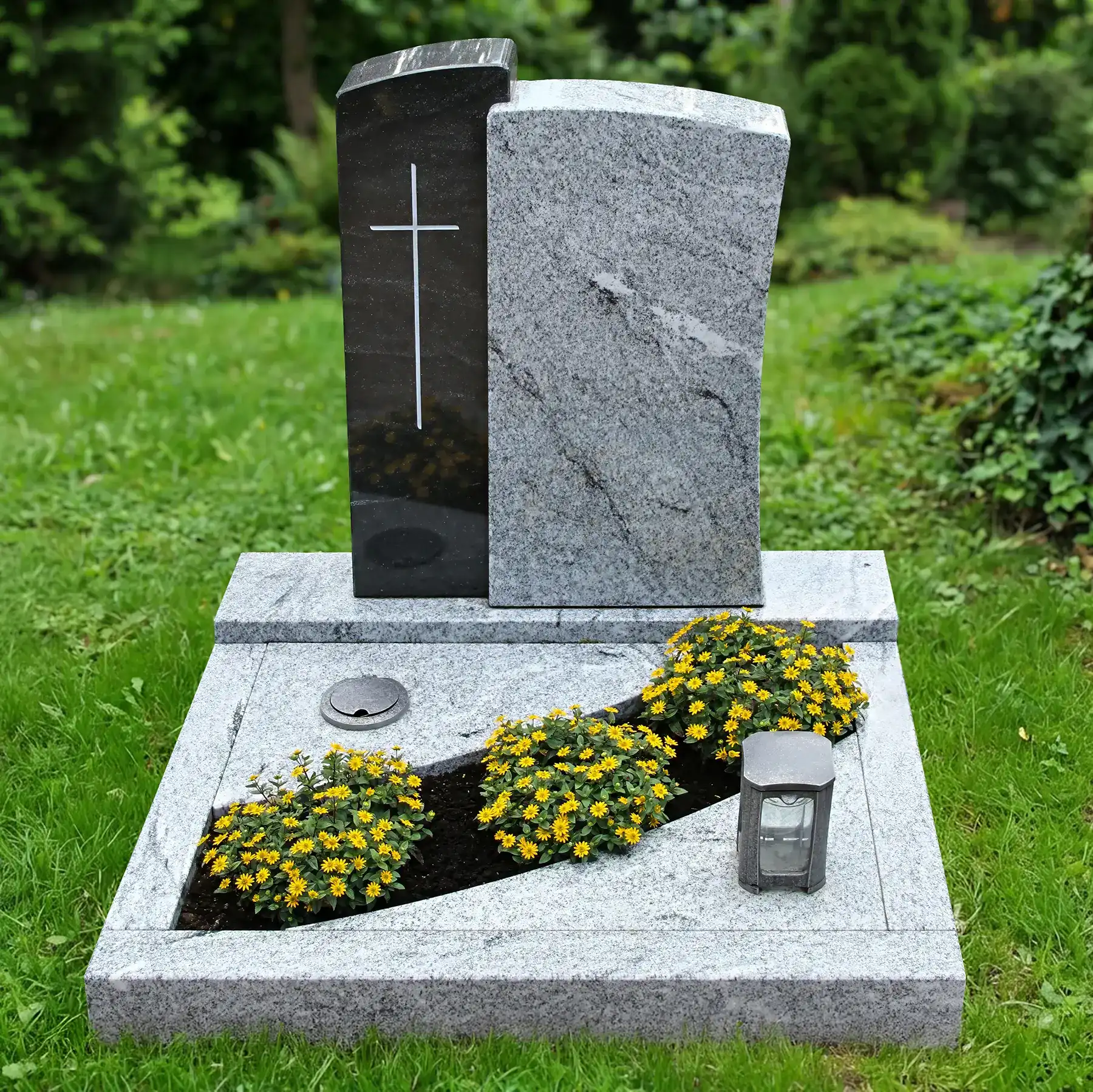 Hochwertiges zweigeteiltes Urnengrabmal aus poliertem Virginia Black und Viscount White Granit, ideal für individuelle Grabgestaltung und langlebige Erinnerungen.