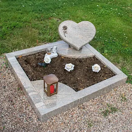 Urnengrabstein aus Himalaya-Granit, poliert, Herzdesign mit Rose und Porzellanbild.