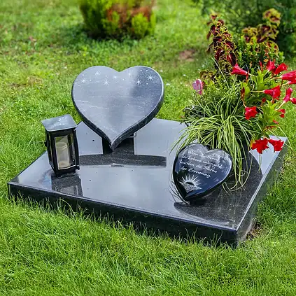 Eleganter Herzurnengrabstein aus Indian Black Granit, poliert mit Sternmotiven, inklusive Klotz und Kerzenhalter, ideal für würdige Grabgestaltung.