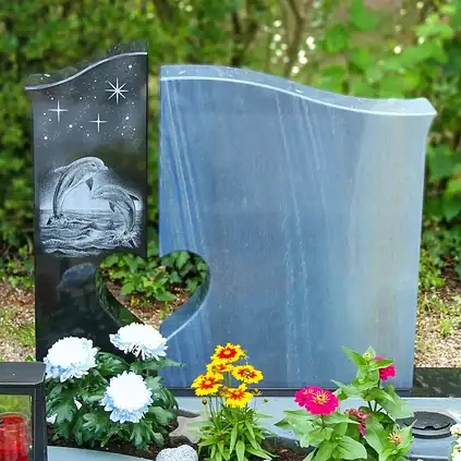 Eleganter zweigeteilter Urnengrabstein aus Indian Black und Macauba mit Herzausschnitt und Gravur, ideal für individuelle Gedenkstätten.