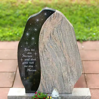 Eleganter zweigeteilter Urnengrabstein aus Himalaya- und Indian-Black-Marmor mit Sternsymbolen und Swarovski-Steinen, ideal für eine würdevolle Grabgestaltung.