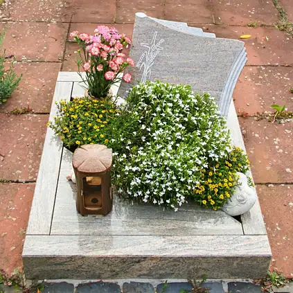 Urnengrabstein aus Juparana-Granit mit modernem Kreuz, poliert.