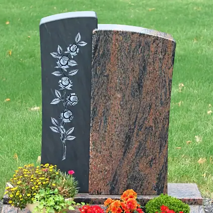 Zweiteiliger Urnengrabstein aus Carbon Grey und Ostseerot mit Rosenmotiv, ideal für individuelle Grabgestaltung.