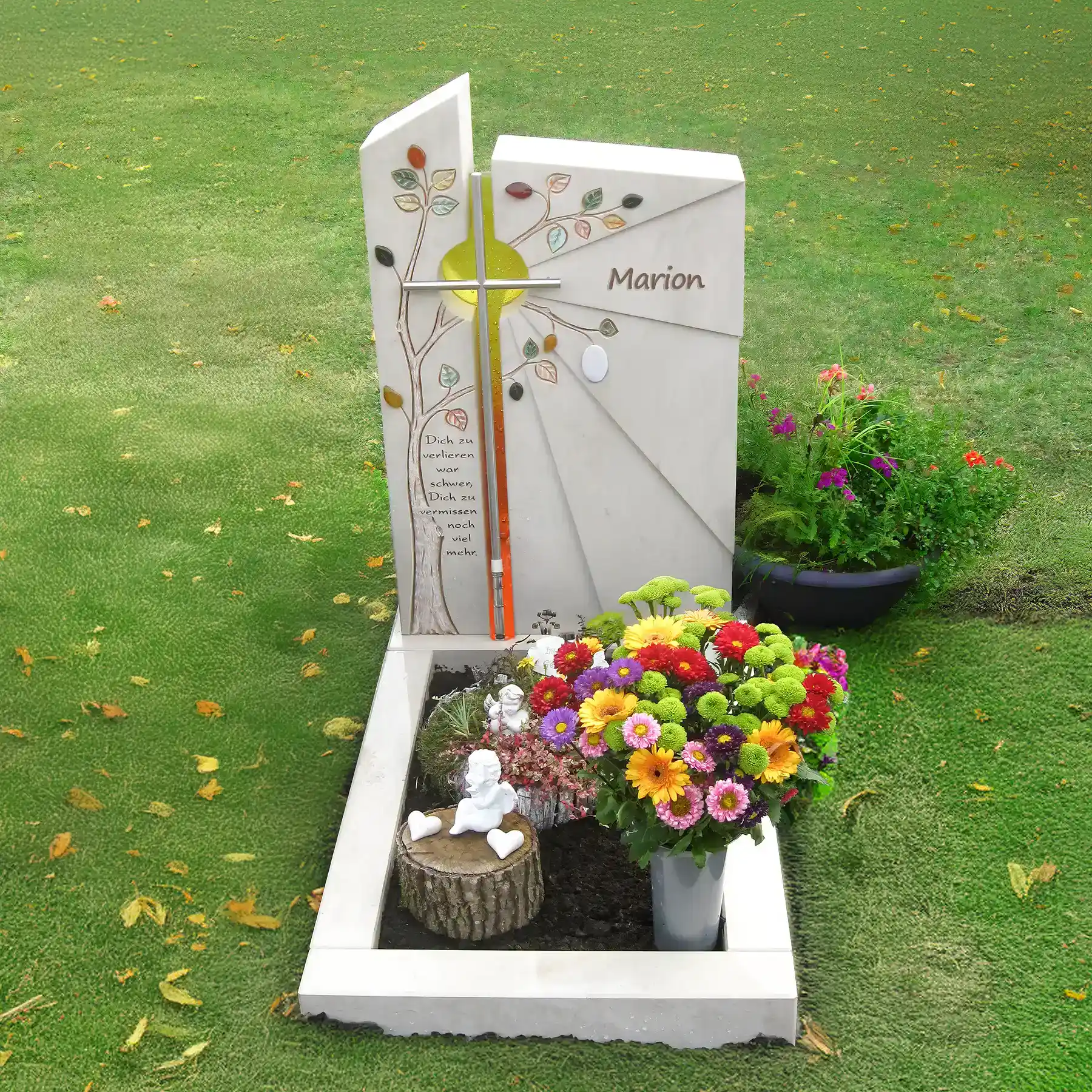 Kindergrabstein aus Orient Beige mit Edelstahlkreuz, künstlerische Gravur und stilvollem Glaselement – Bild 4