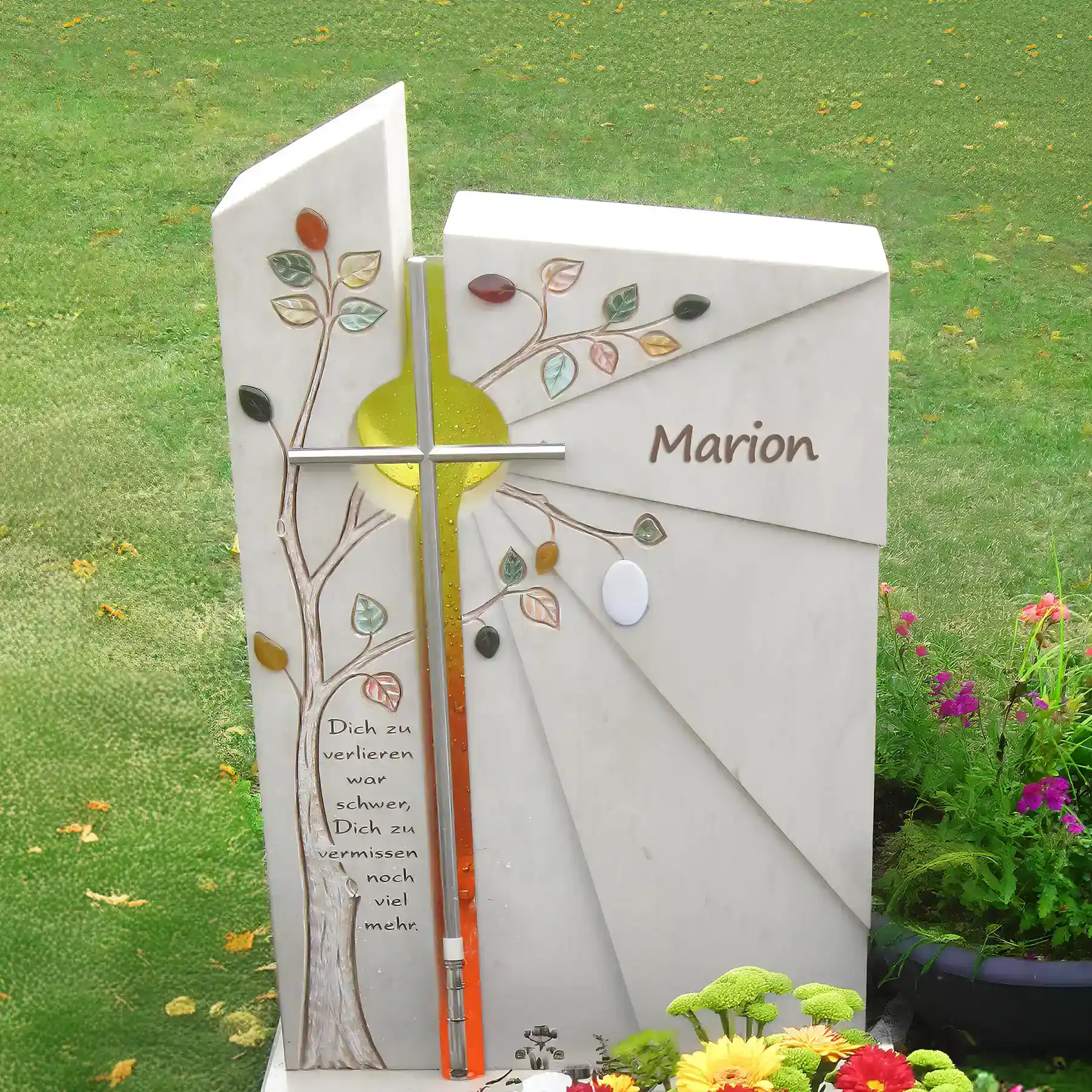 Kindergrabstein aus Orient Beige mit Edelstahlkreuz, künstlerische Gravur und stilvollem Glaselement – Bild 3